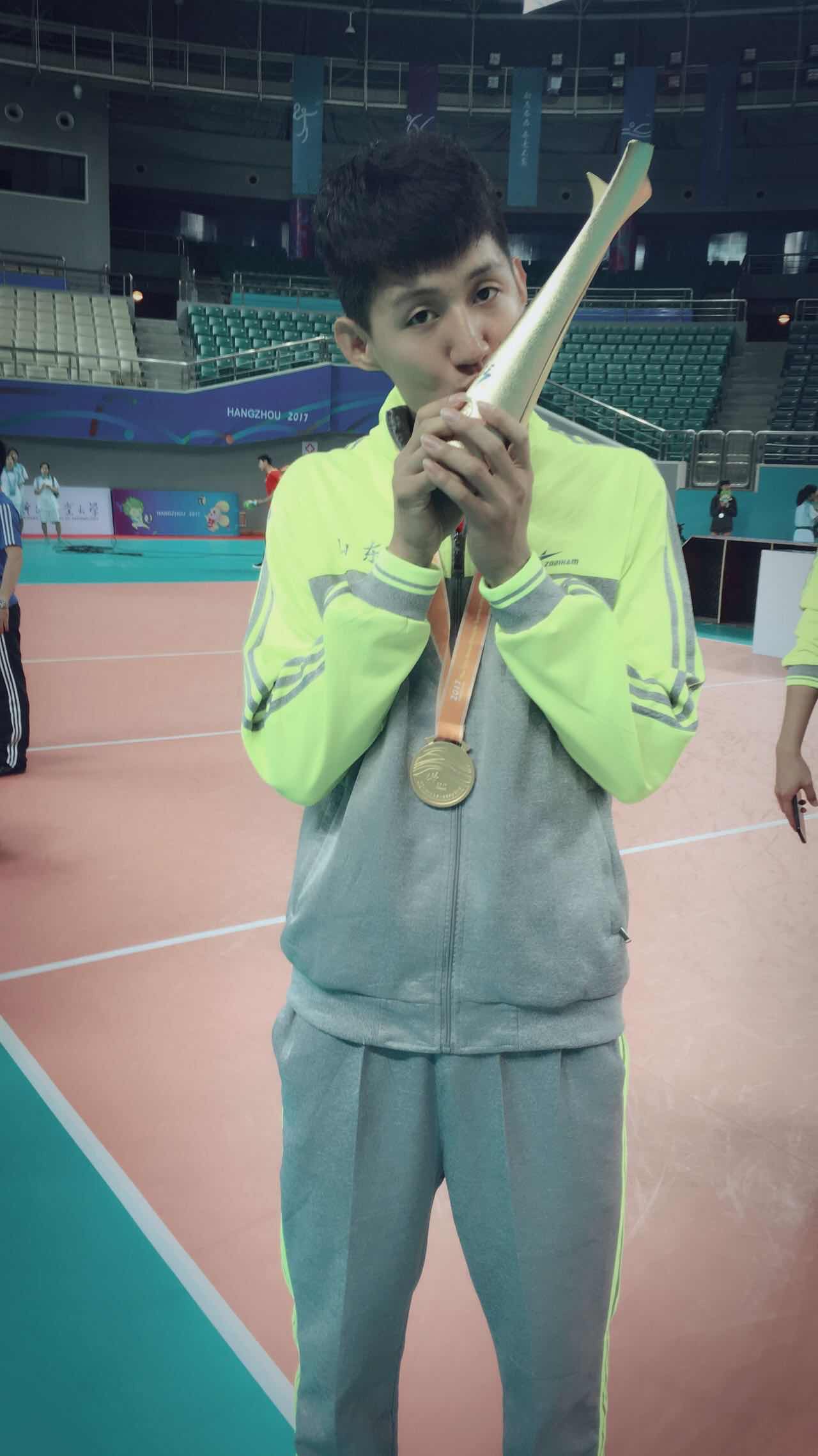 建业队在比赛中展现出坚韧拼搏的精神