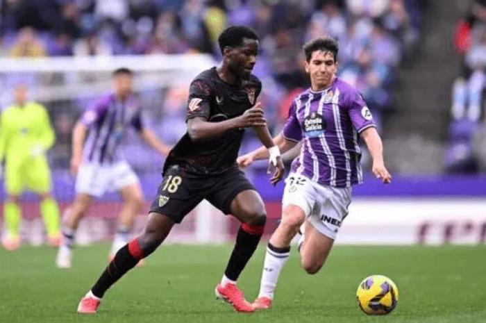 半岛体育官网-塞维利亚中场控制力强，击败对手