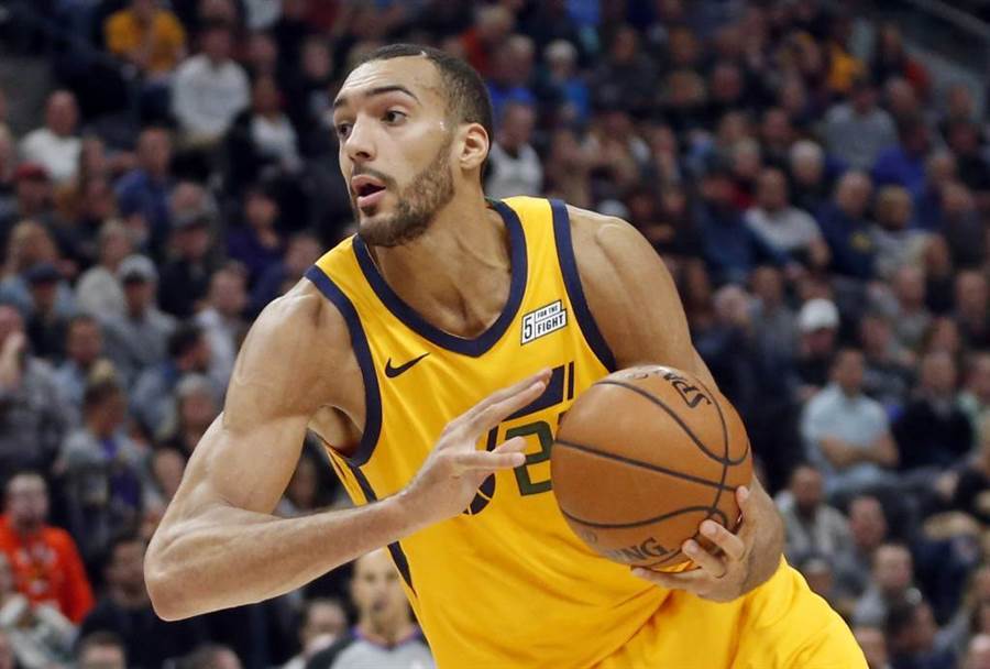 半岛体育网址-爵士球员奉献全力，取得胜利保持不败