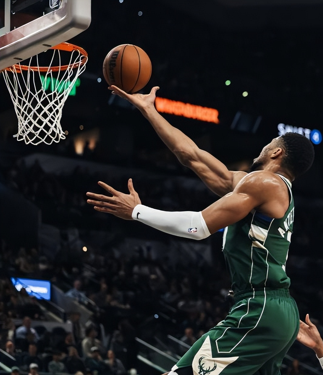 精湛的球技展现出神勇，令人赞叹