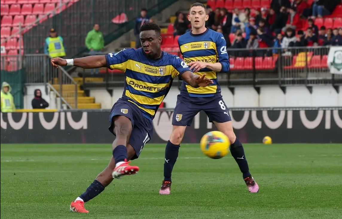 关于众望所归，球迷们翘首以待即将上演的精彩对决的信息