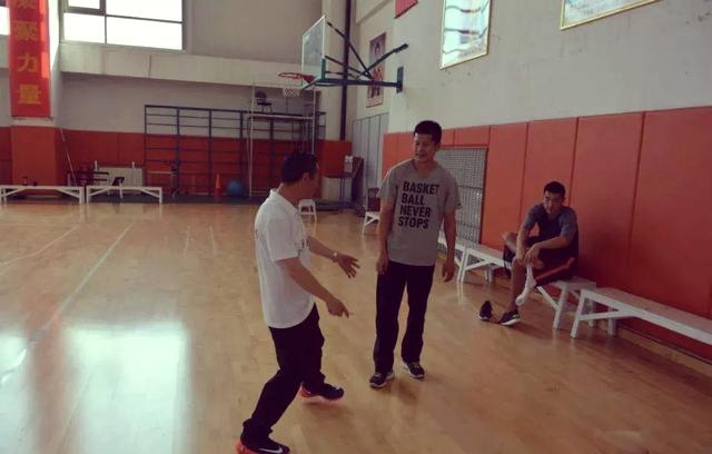 篮球战术演练实地进行,集体配合默契 篮球战术演练实地进行,集体配合默契