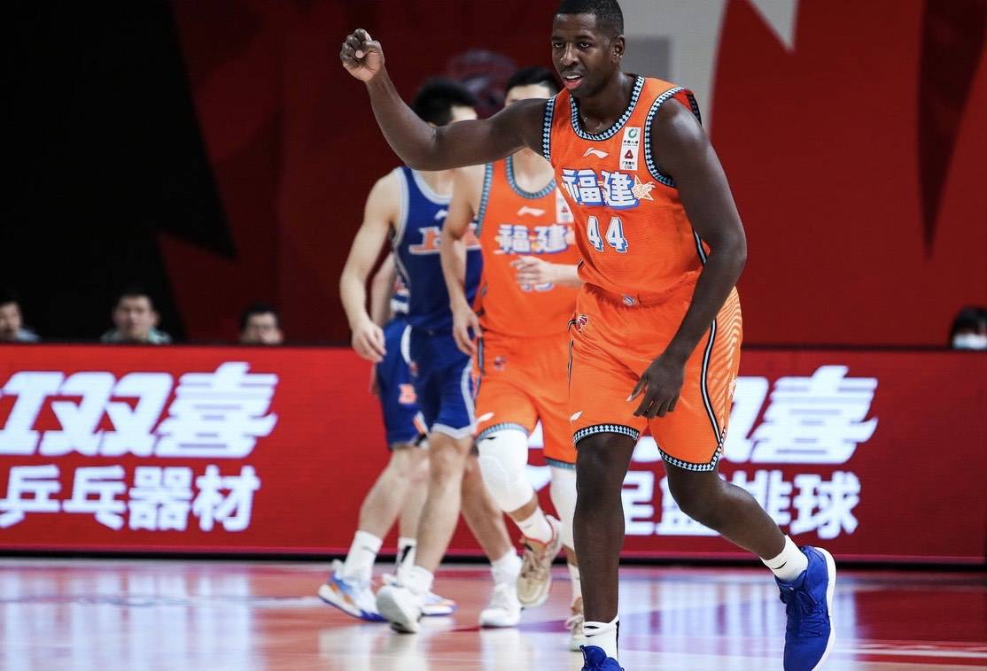 半岛体育网站入口-重庆队连胜大关，球队整体实力赢得公认