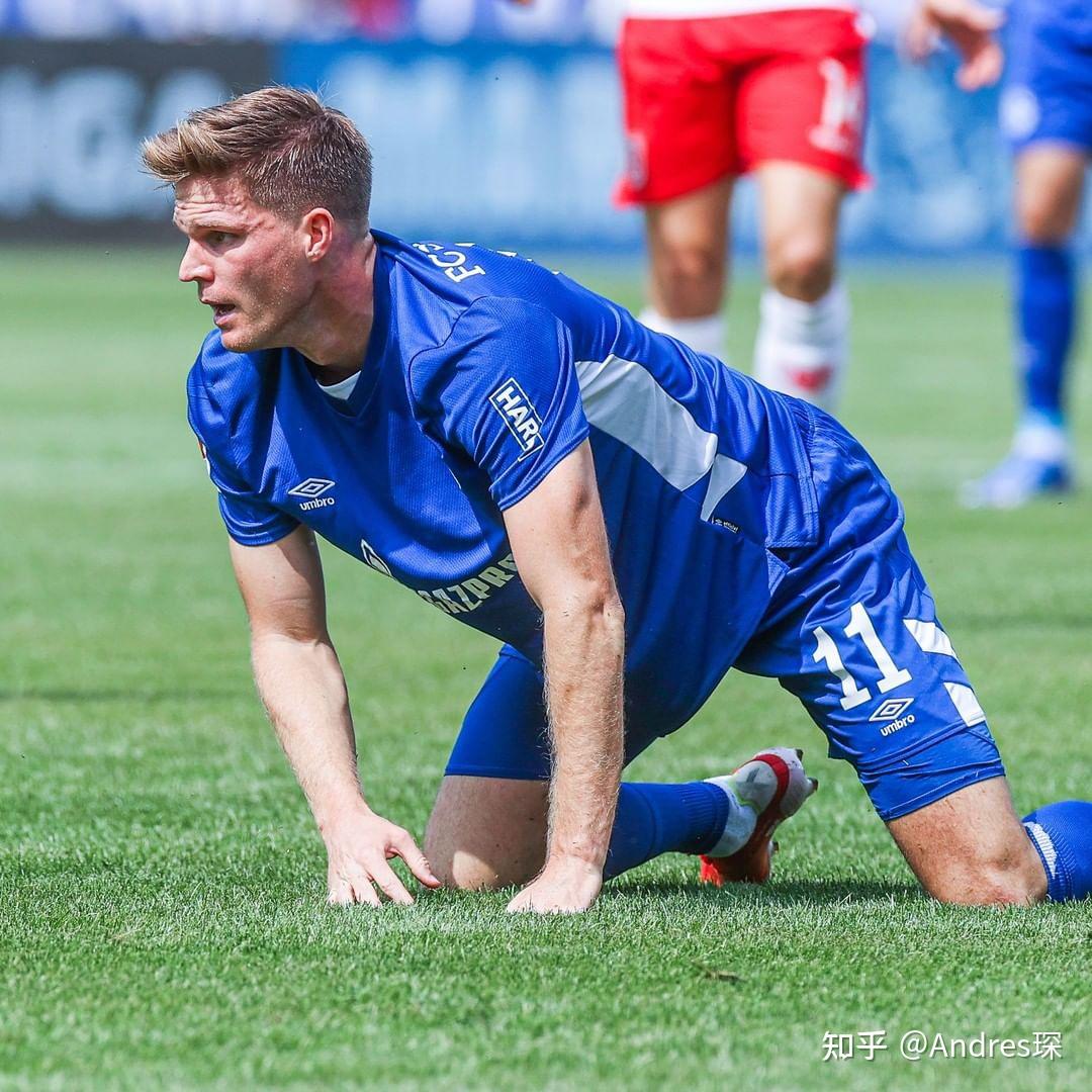 沙尔克防线频频失守,需加强防守 沙尔克防线频频失守,需加强防守